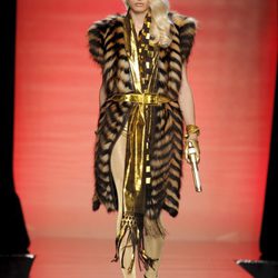 Andrej Pejic en un desfile de Jean Paul Gaultier