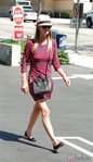 Nicky Hilton con vestido de rayas de Express