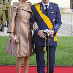 Matilde Bélgica con un vestido sencillo y sombrero de Fabienne Delvigne en la boda de Guillermo y Stéphanie de Luxemburgo