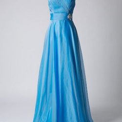 Vestido azul cielo con escote en 'v' de la colección de vestidos de Barbarella