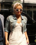 Demi Lovato con una cazadora vaquera con pinchos 