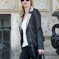 Kate Moss con una cazadora adornada con tachuelas