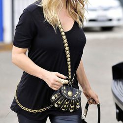 La cantante Fergie con un pequeño bolso con tachuelas