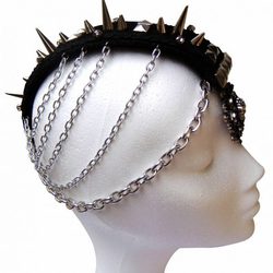 Diadema con pinchos, tachuelas y cadenas de Caí2 del cielo