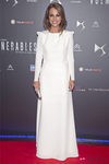 Paula Echevarría con vestido blanco adornado con tachuelas en los hombros