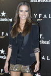 Ana Fernández con blazer negra y shorts de paillettes 