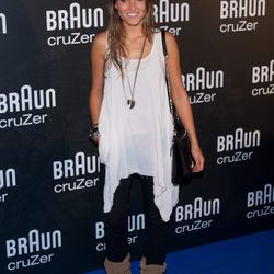 Ana Fernández con un look informal en un concierto de Macaco