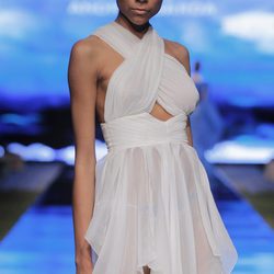 Vestido blanco de seda semitransparente de Andrés Sardá en la Lif Week de Lima