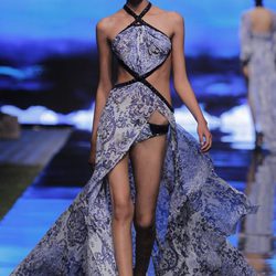 Vestido cut out con estampado en tonos azules de Andrés Sardá en la lif Week de Lima