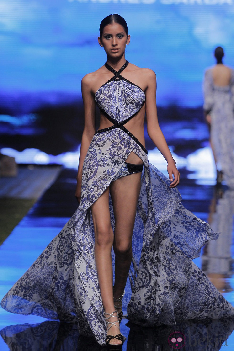 Vestido cut out con estampado en tonos azules de Andrés Sardá en la lif Week de Lima