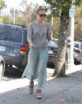Kate Bosworth con snekers de cuña multicolor