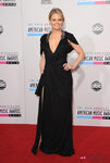 Jennifer Morrison con un vestido negro con escote en 'V' en los American Music Awards 2012