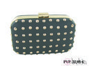 Clutch negro con tachuelas de la colección otoño/invierno 2012/2013 de Tantrend