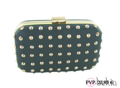 Clutch negro con tachuelas de la colección otoño/invierno 2012/2013 de Tantrend
