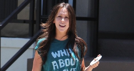 Jennifer Love Hewitt en chandal y con bolso de Louis Vuitton