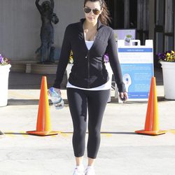Kim Kardashian con leggings y sudadera negra