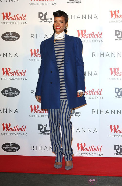 Rihanna con un traje de rayas de Acne y abrigo oversize azul Raf Simons 