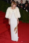 Anna Wintour con estola blanca en la alfombra roja de la Gala del MET 2012