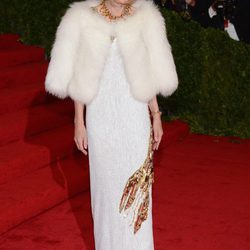 Anna Wintour con estola blanca  en la alfombra roja de la Gala del MET 2012