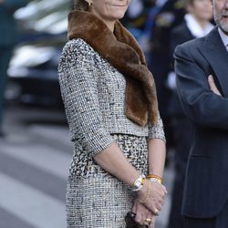 La Infanta Elena con traje de tweed y estola marrón 