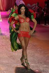 Adriana Lima con un conjunto rojo en el desfile de Victoria's Secret 2012 