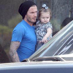 David Beckham con un look informal con Harper Seven en sus brazos 
