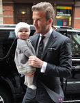 David Beckham muy elegante con Harper Seven en sus brazos