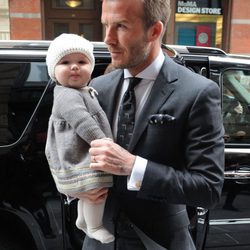 David Beckham muy elegante con Harper Seven en sus brazos 