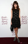Alexa Chung con un vestido de encaje crochet en los British Fashion Awards 2012