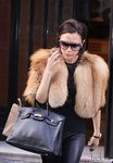 Victoria Beckham complementa un look casual con una estola 