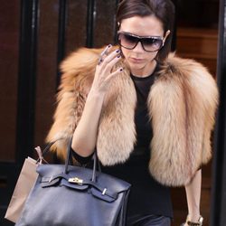 Victoria Beckham complementa un look casual con una estola 