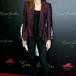 Carlota Casiraghi con una chauqueta de inspiración barroca color ciruela
