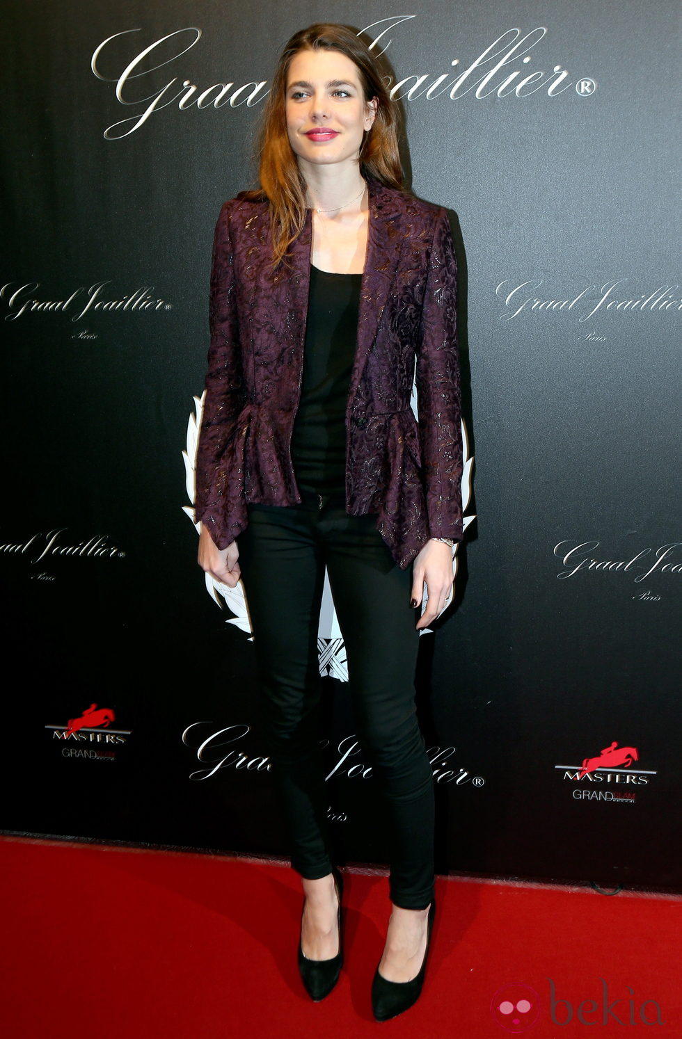 Carlota Casiraghi con una chauqueta de inspiración barroca color ciruela