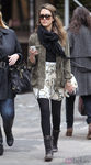 Jessica Alba con una parka de inspiración militar