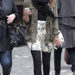 Jessica Alba con una parka de inspiración militar