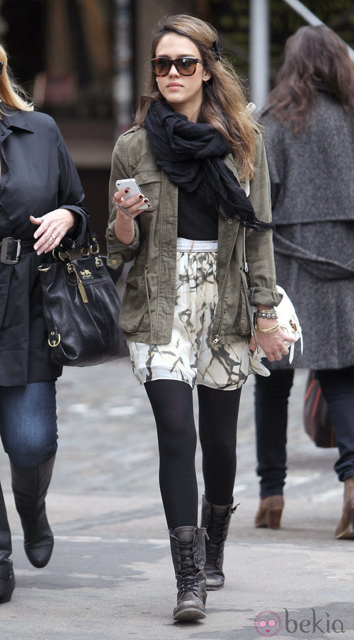 Jessica Alba con una parka de inspiración militar