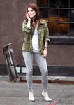 Julianne Moore con chaqueta de estampado militar