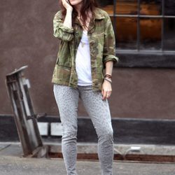 Julianne Moore con chaqueta de estampado militar