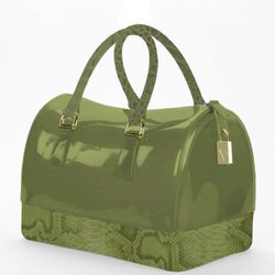 Modelo Candy trunk en verde militar de la colección otoño/invierno 2012/2013 de Furla