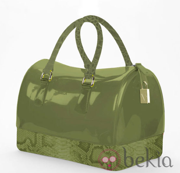 Modelo Candy trunk en verde militar de la colección otoño/invierno 2012/2013 de Furla