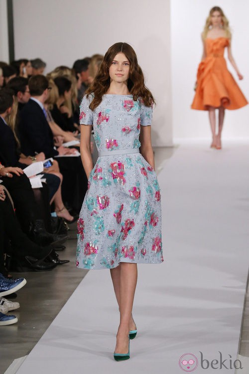 Vestido con estampado floreado de la colección pre-fall 2013 de Oscar de la Renta