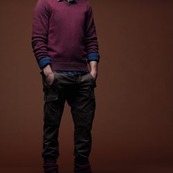 Jersey berenjena con camisa de cuadros y pantalón verde de la colección otoño/invierno 2012/2013 de Chevignon
