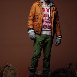 Cazadora marrón con jersey estampado y pantalón verde de la colección otoño/invierno 2012/2013 de Chevignon