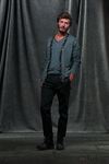 Chaqueta y camiseta gris con pantalón oscuro de la colección otoño/invierno 2012/2013 de Chevignon