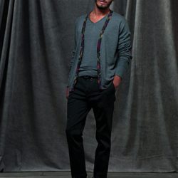Chaqueta y camiseta gris con pantalón oscuro de la colección otoño/invierno 2012/2013 de Chevignon