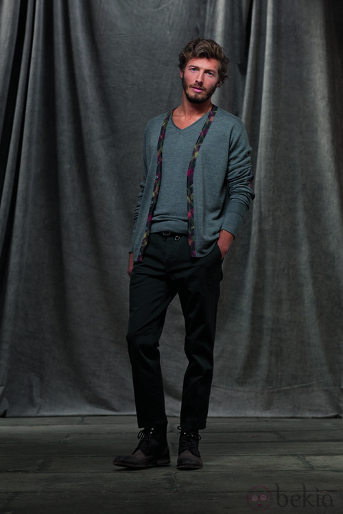Chaqueta y camiseta gris con pantalón oscuro de la colección otoño/invierno 2012/2013 de Chevignon