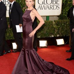 Taylor Swift con un vestido Donna Karan en los Globos de Oro 2013