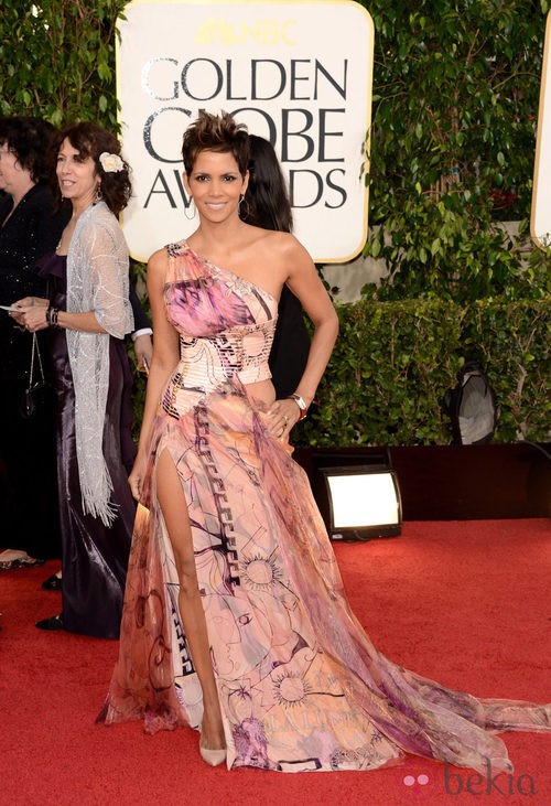 Halle Berry con un vestido de Versace en los Globos de Oro 2013