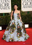 Lucy Liu con un vestido de Carolina Herrera en los Globos de Oro 2013