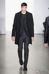 Traje negro con abrigo de Calvin Klein en la Semana de la Moda de Milán otoño/invierno 2013/2014